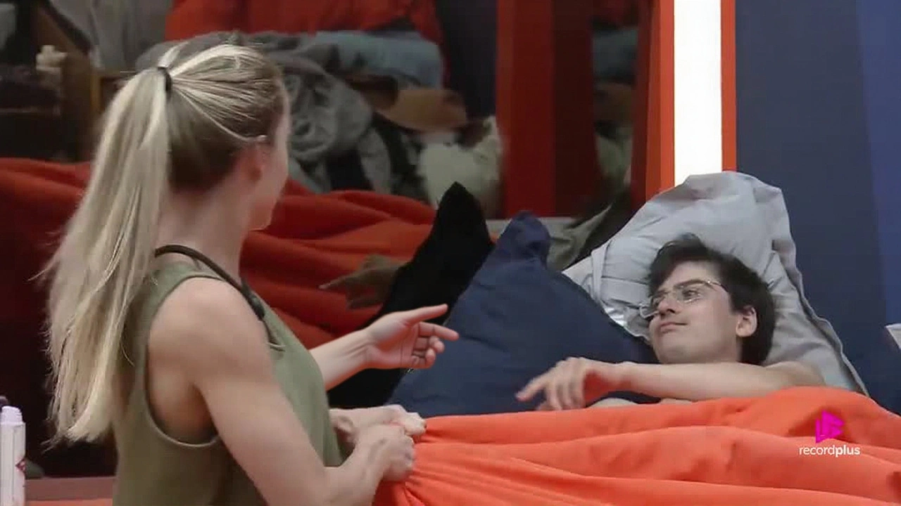 Saory muda de cama e cria crise com Dudu em A Fazenda 17: 'O relacionamento acabou?'